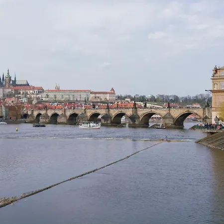 Perfect Days Charles Bridge 2 Praga